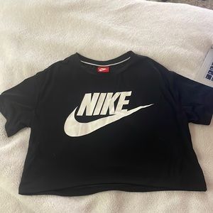 Cropped Nike Tee